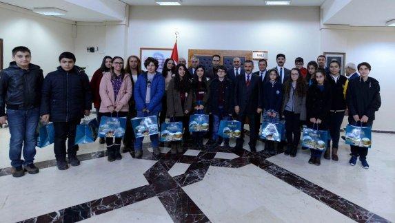 Valimiz Sayın Osman Kaymak Başarılı Öğrencileri Ödüllendirdi