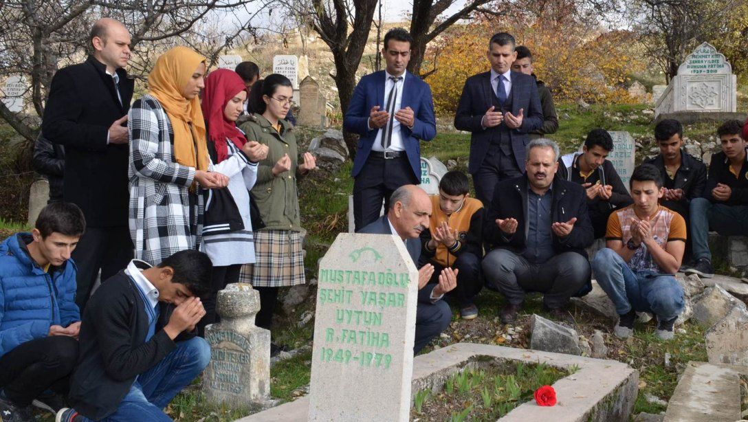 Çemişgezekli Şehit Öğretmen Yaşar Uytun, Kabri Başında Anıldı