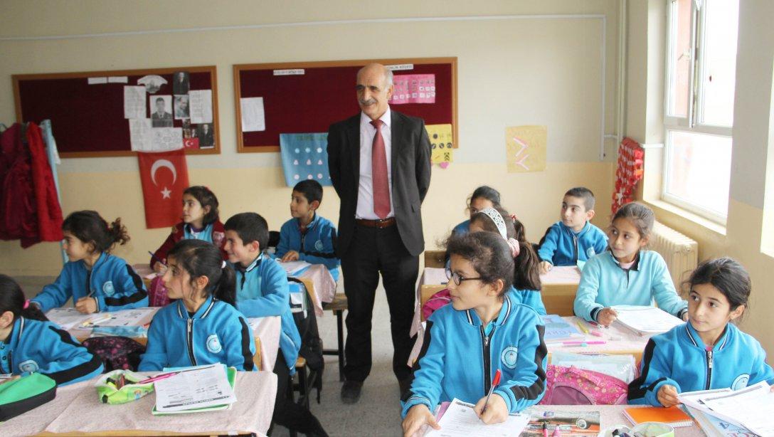 Milli Eğitim Müdürü İzzet Demir Okul Ziyaretlerini Sürdürüyor