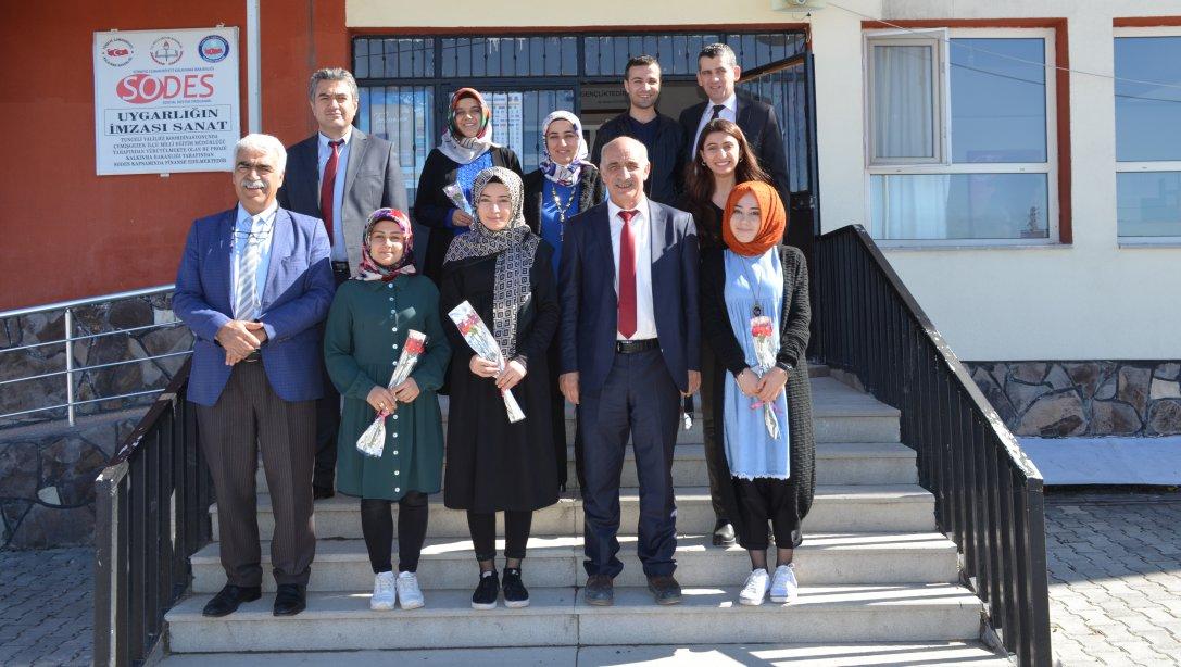 Milli Eğitim Müdürü Demir,  Eğitim Kurumlarındaki Bayan Personellerin Gününü Karanfillerle Kutladı