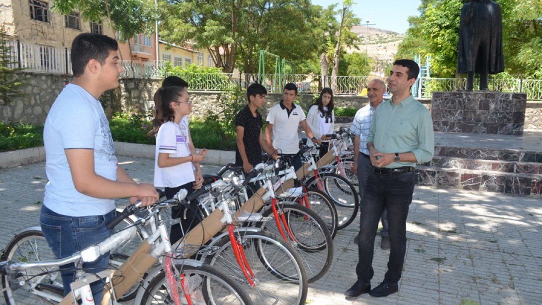 LGS Sınavında Başarı Sağlayan 17 Öğrencimize Bisiklet Hediyesi