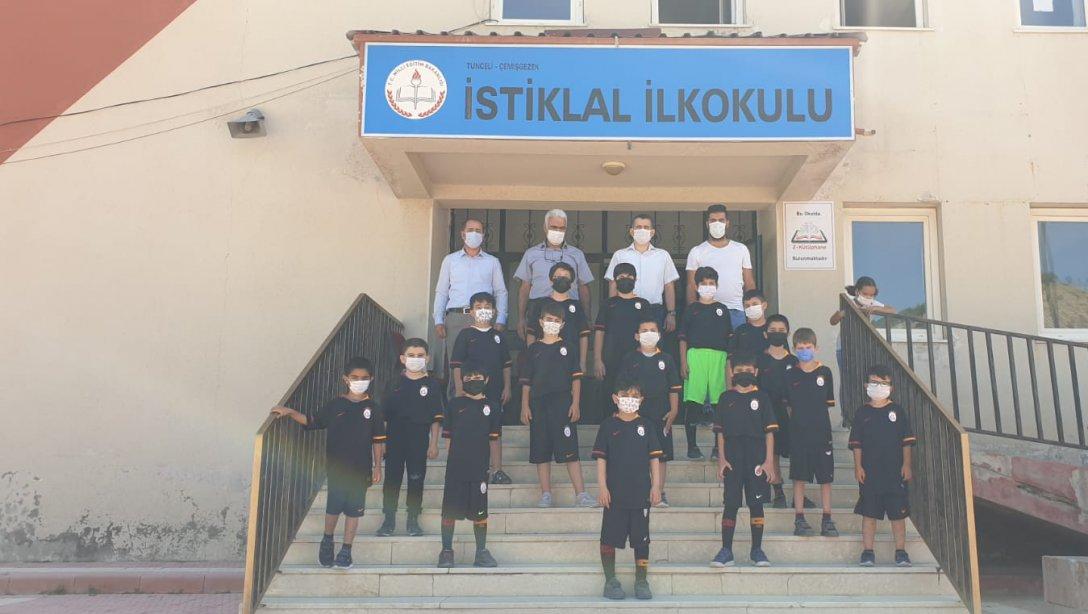 Galatasaray Spor Kulübü İlçemiz Öğrencilerine Spor Malzemesi Hediye Etti