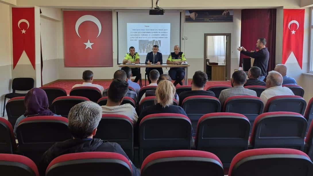 Çemişgezek'te okul servis şoförlerine yönelik bilgilendirme toplantısı yapıldı 