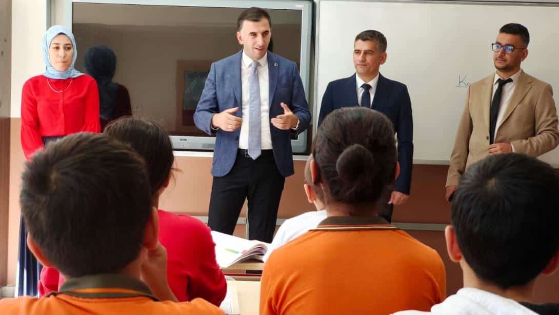  Kaymakamımız Sn. Levent Küçük, İstiklal Ortaokulumuzu ziyaret ederek öğrencilerimizle ders ortamında bir araya geldi. 